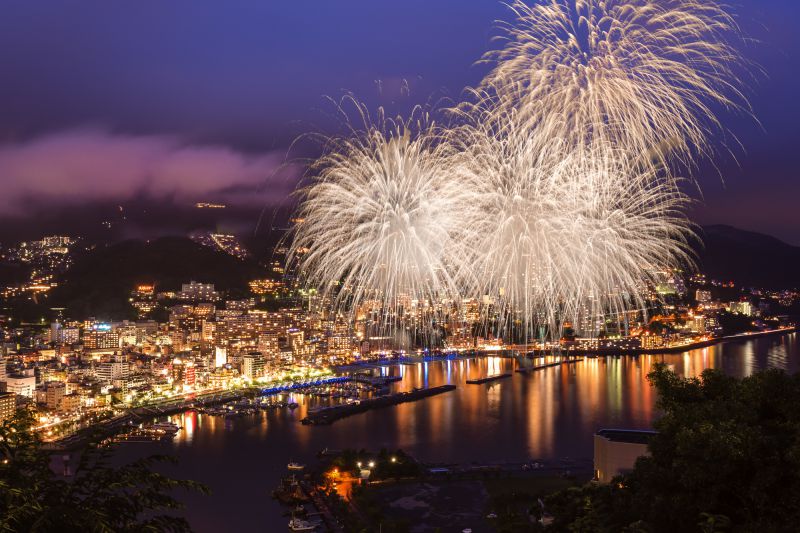冬も開催される熱海海上花火。コロナ禍で規模は打ち上げ時間は短縮しても夜空を彩ります