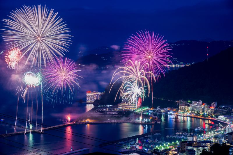 12月13日の熱海海上花火は約3,000発！時間帯は20:30～20:45となります