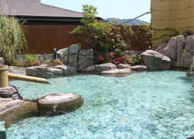 温泉は大浴場(本館地下2階)以外にも、展望露天風呂 や露天岩風呂もあります