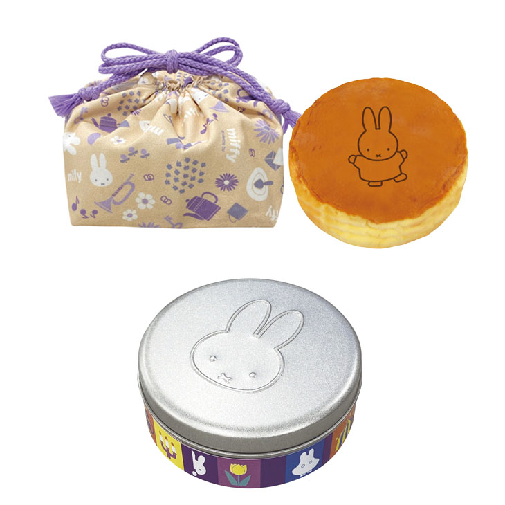  上）「巾着入りチーズケーキ」1760円（サイズ：約直径14cm）  下）「オレンジアールグレイ紅茶」1100円（サイズ：約直径10×高さ4cm） Illustrations Dick Bruna ⓒ copyright Mercis bv,1953-2020 www.miffy.com