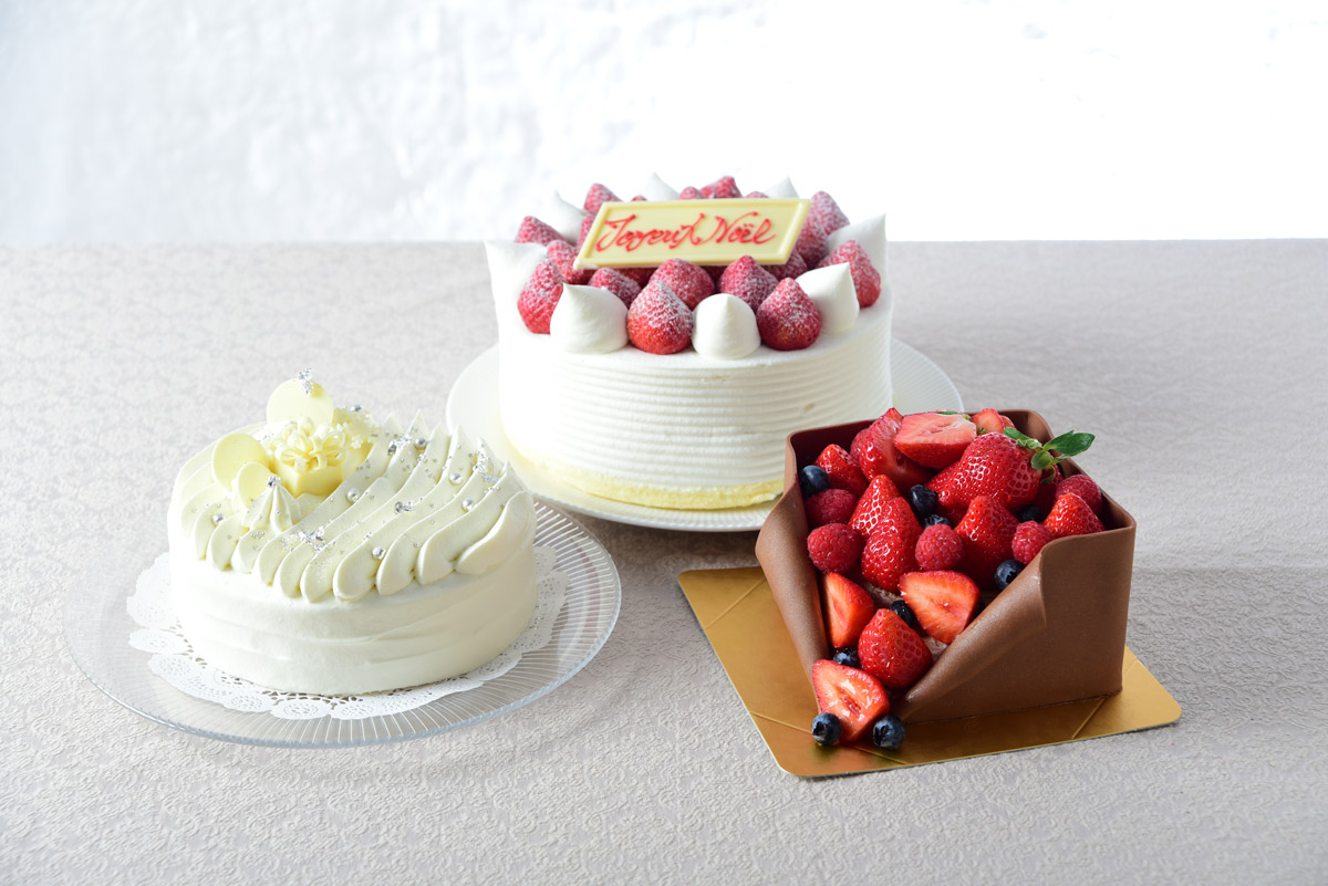 写真左【ストリングスホテル東京インターコンチネンタル】「ノエル・ブラン」6800円（税別）5号（直径15cm）、写真中央【ホテルニューオータニ 東京】「スーパーあまおうショートケーキ」9000円（税別）直径18cm×高さ6.5cm、写真右【コンラッド東京】「ノエル・フレーズ・ショコラ」4300円 直径9cm