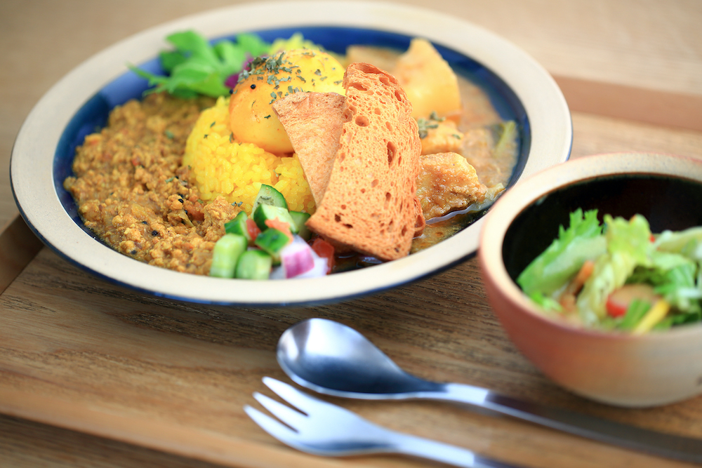 カレープレート2種あいがけ（サラダ付き）1300円