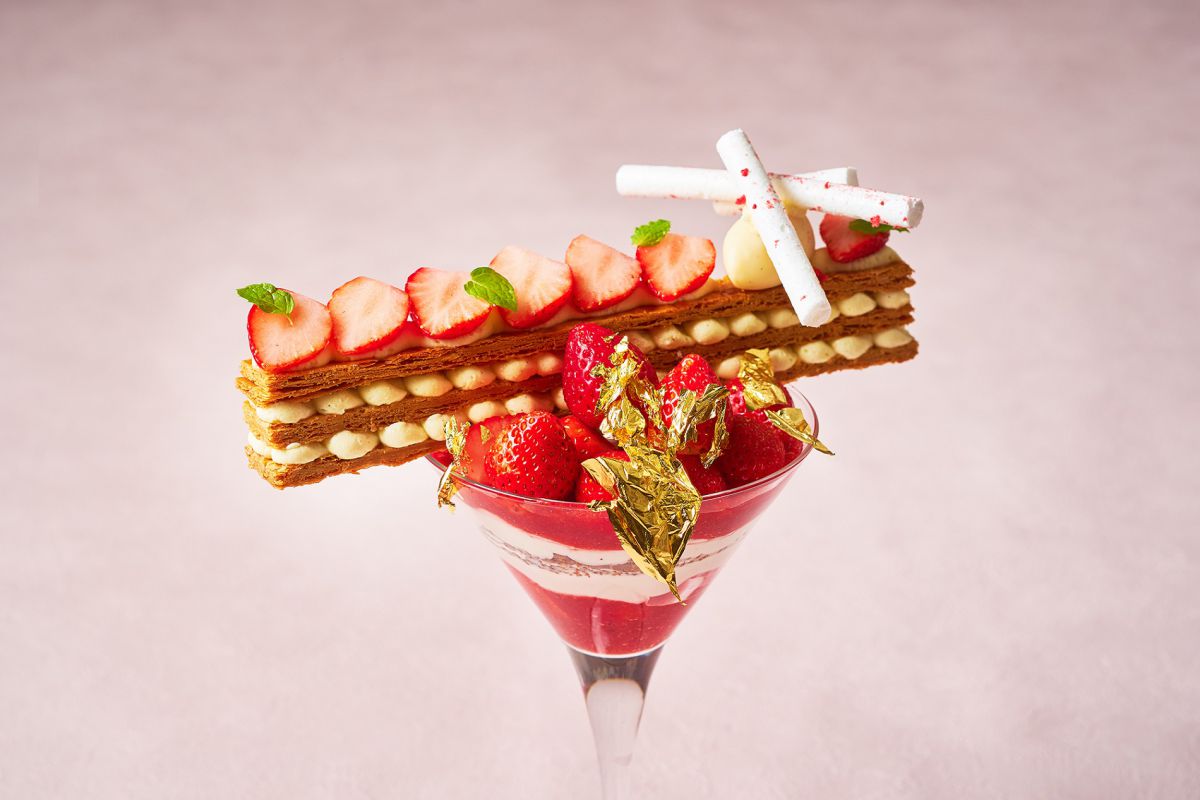 「大人のストロベリーミルフィーユパフェ」2000円（サービス料、税金別）※ニューヨークラウンジ、ハドソンラウンジで提供