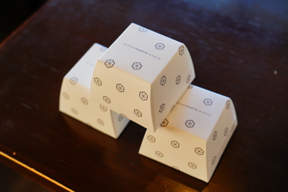 深煎りきな粉の黄身時雨 1個172円　３個入り626円など