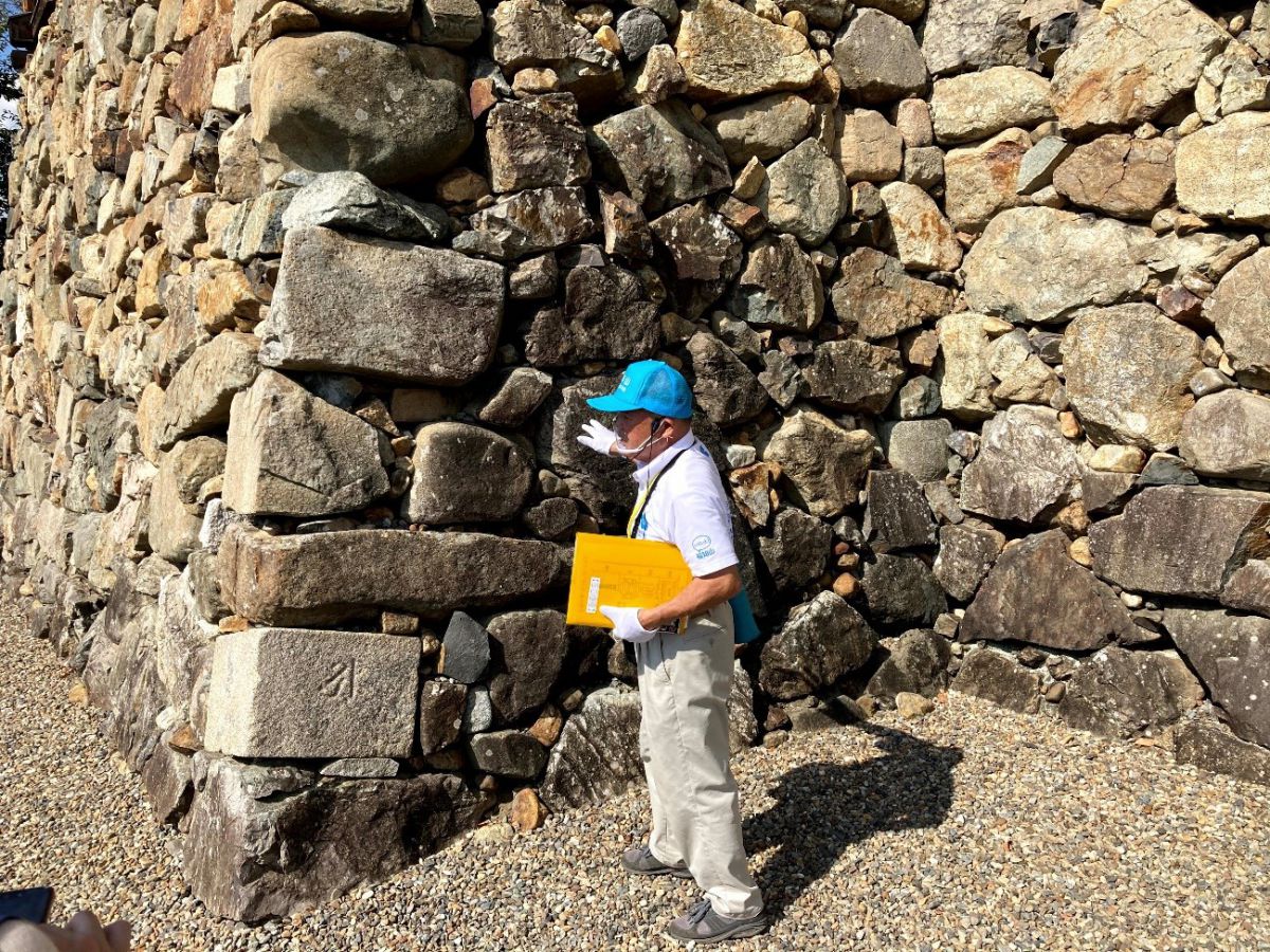 写真左下の四角い石が転用石。結構見分けがつきますね。