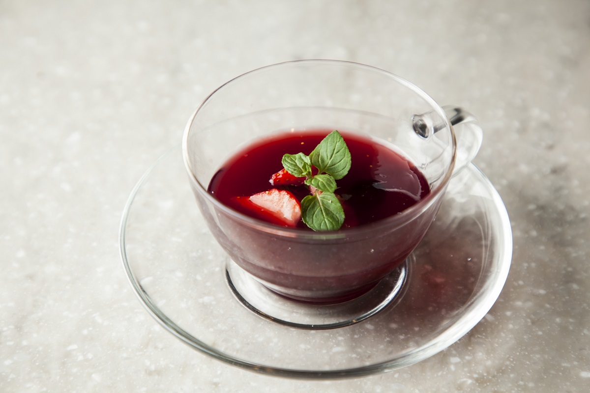 アミューズ（始まりのデザート）：あたたかい赤ワインのスープ