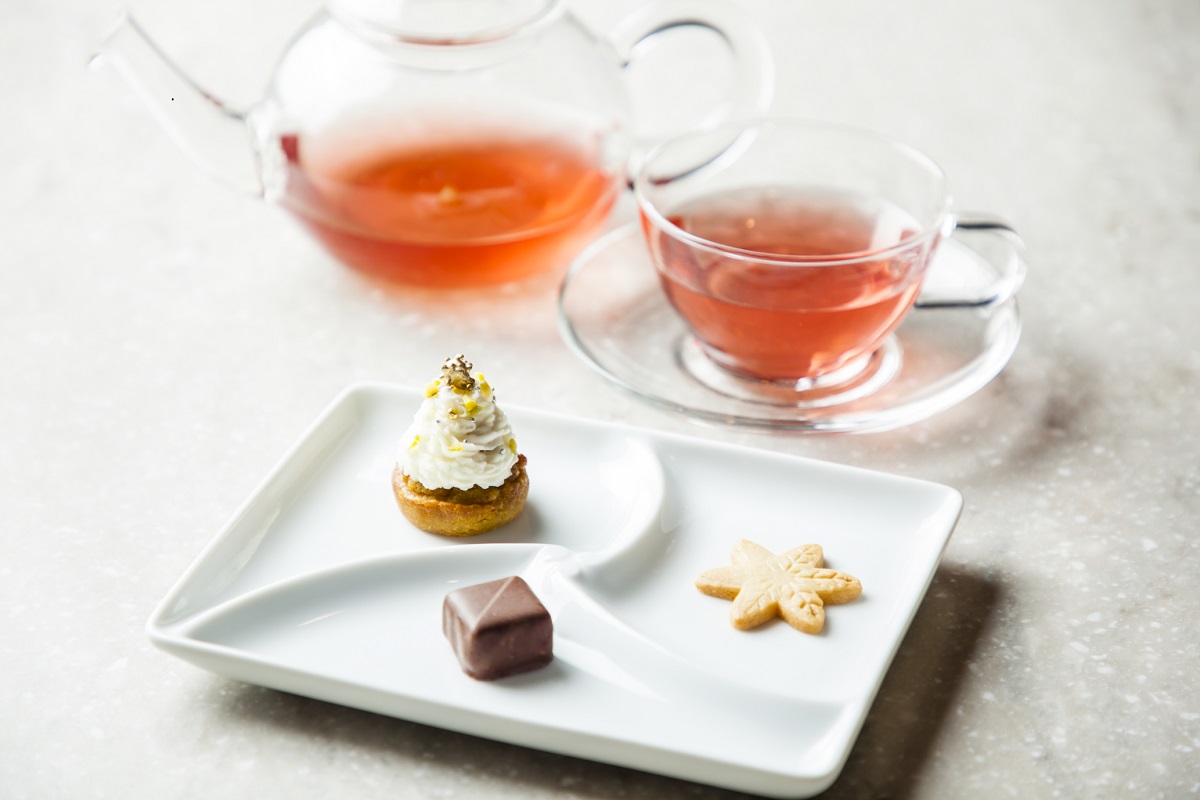 プティフール（食後の小菓子）クッキー、ボンボンショコラ、 グリオットチェリーとピスタチオのツリー仕立て 