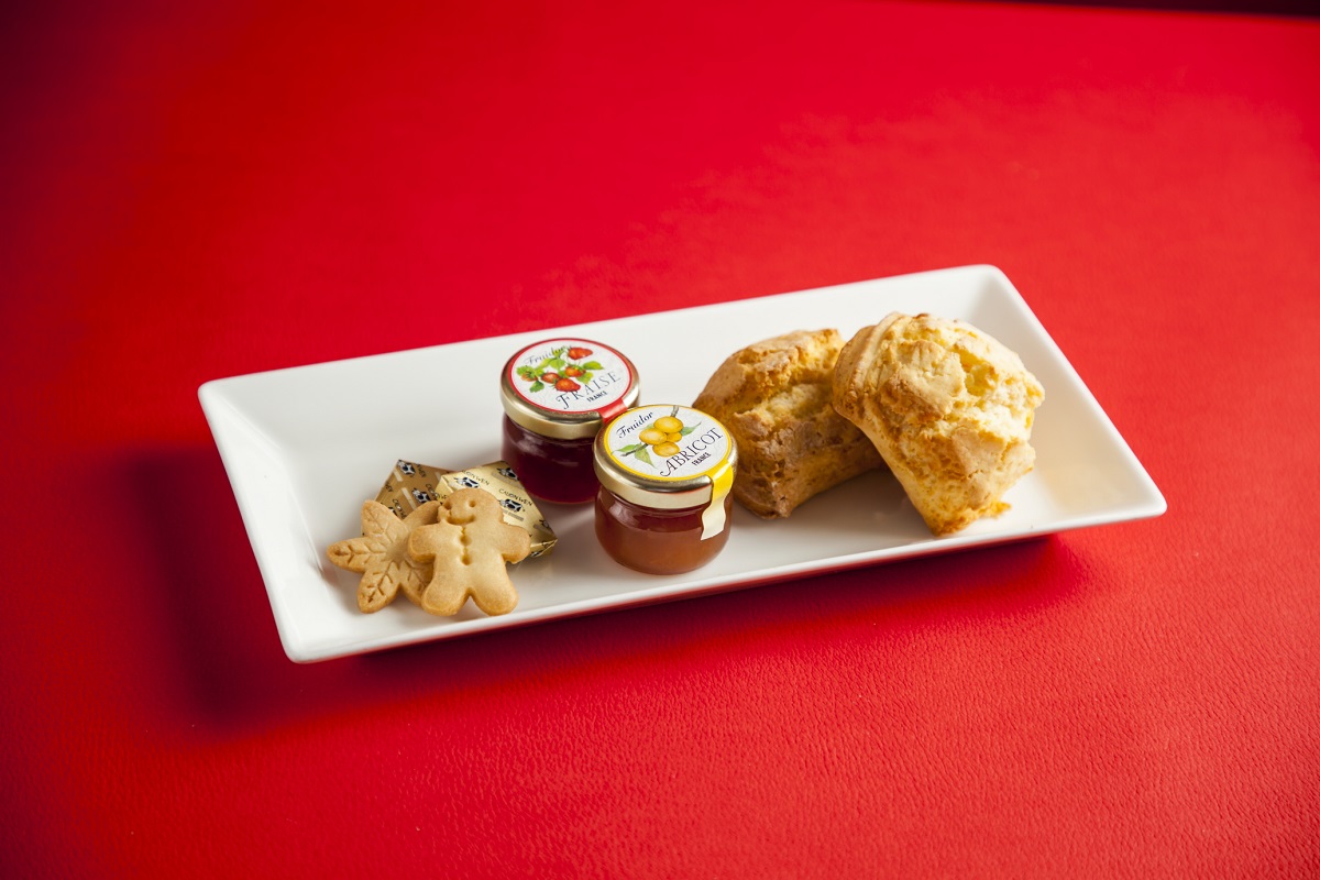 下段：かわいいクリスマスクッキーとスコーン