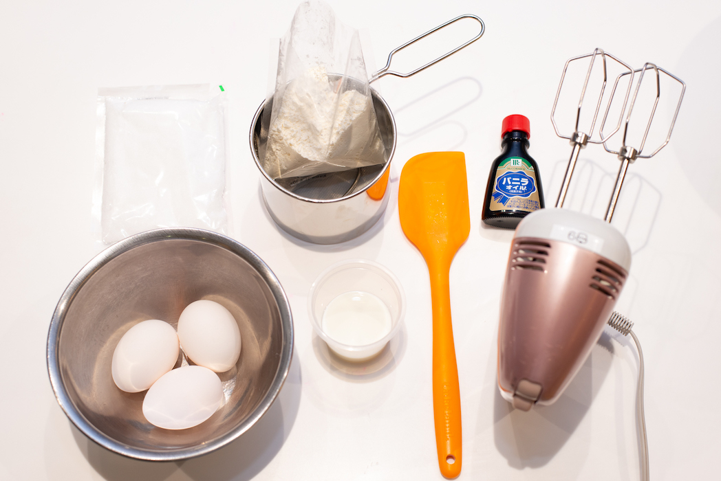 スポンジ生地には、卵、砂糖、薄力粉、牛乳、バニラオイルを使用します