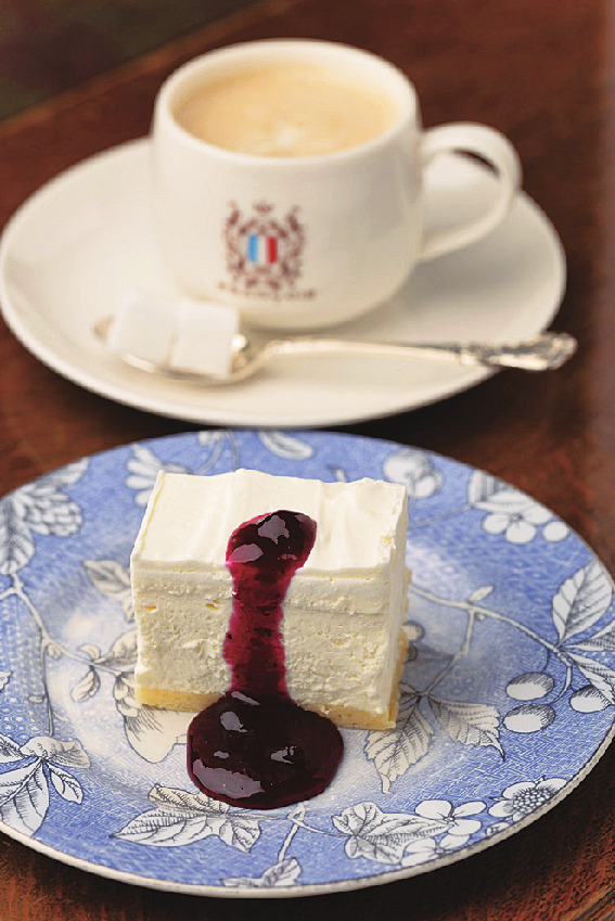 レアチーズケーキ1200円（コーヒーまたは紅茶付）