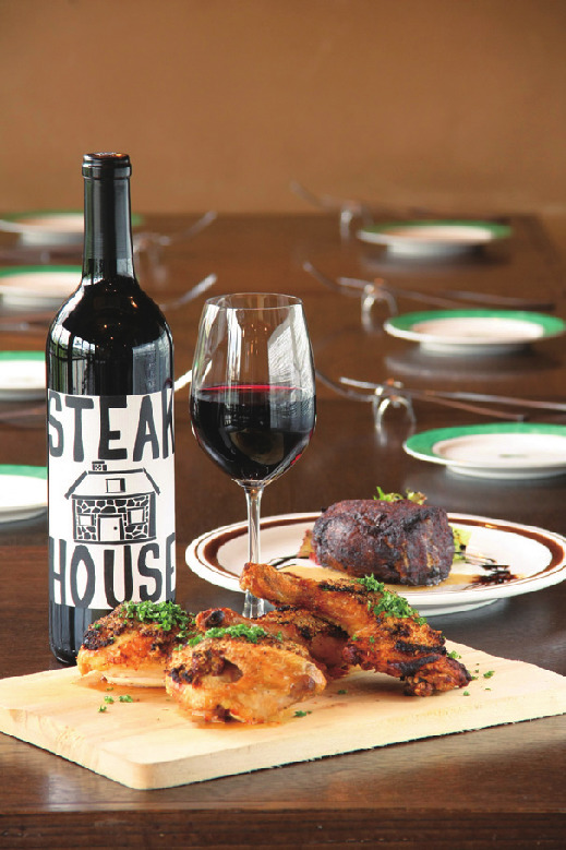 炭火で焼き上げたジューシーな丸鶏のコンフィ