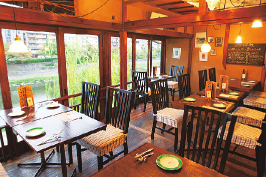 店内からは鴨川ビューが楽しめます