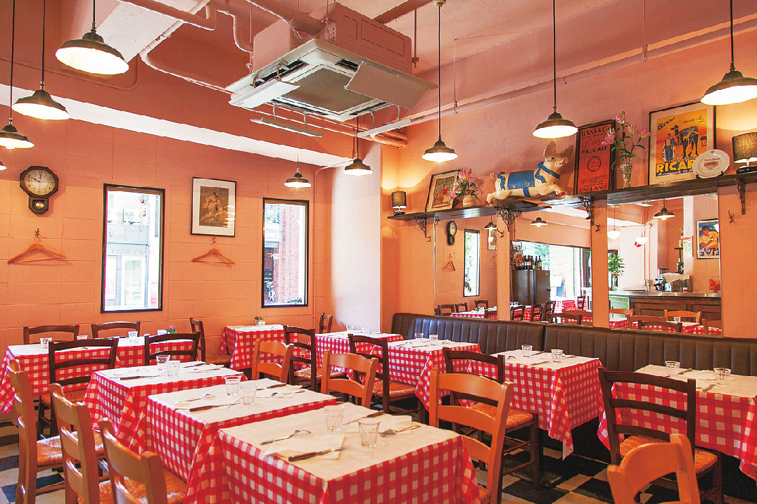 光が差し込む明るい店内。外にはテラス席も