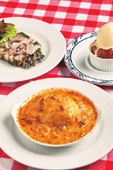 コースの主菜の一種、リヨン風クネルのグラタン