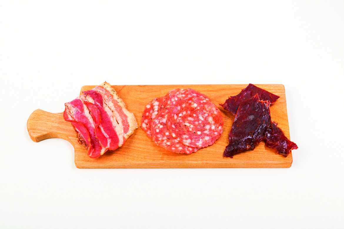 左からおつまみベーコン、おつまみサラミ、ビーフジャーキーの3種類がセットに