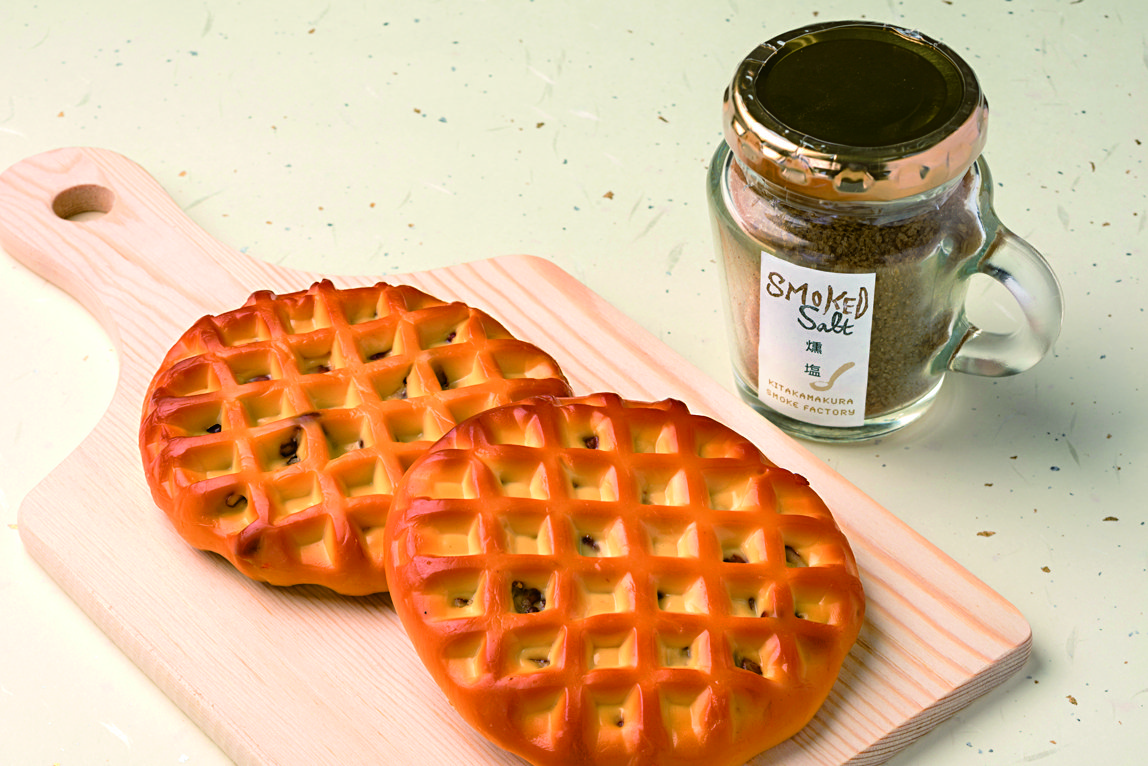 燻塩680円、クルミ入り手づくりスモークチーズ1枚880円