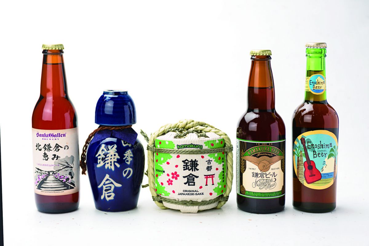 左から北鎌倉の恵み510円、四季の鎌倉青とっくり1150円、古都鎌倉 ミニ菰樽2400円、鎌倉ビール月560円、江ノ島アルト550円