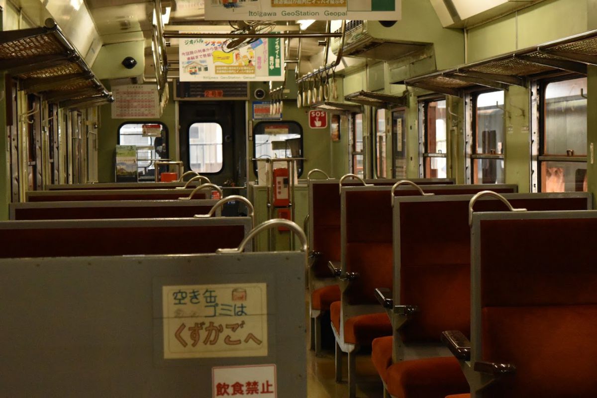 大糸線車両キハ52待合室