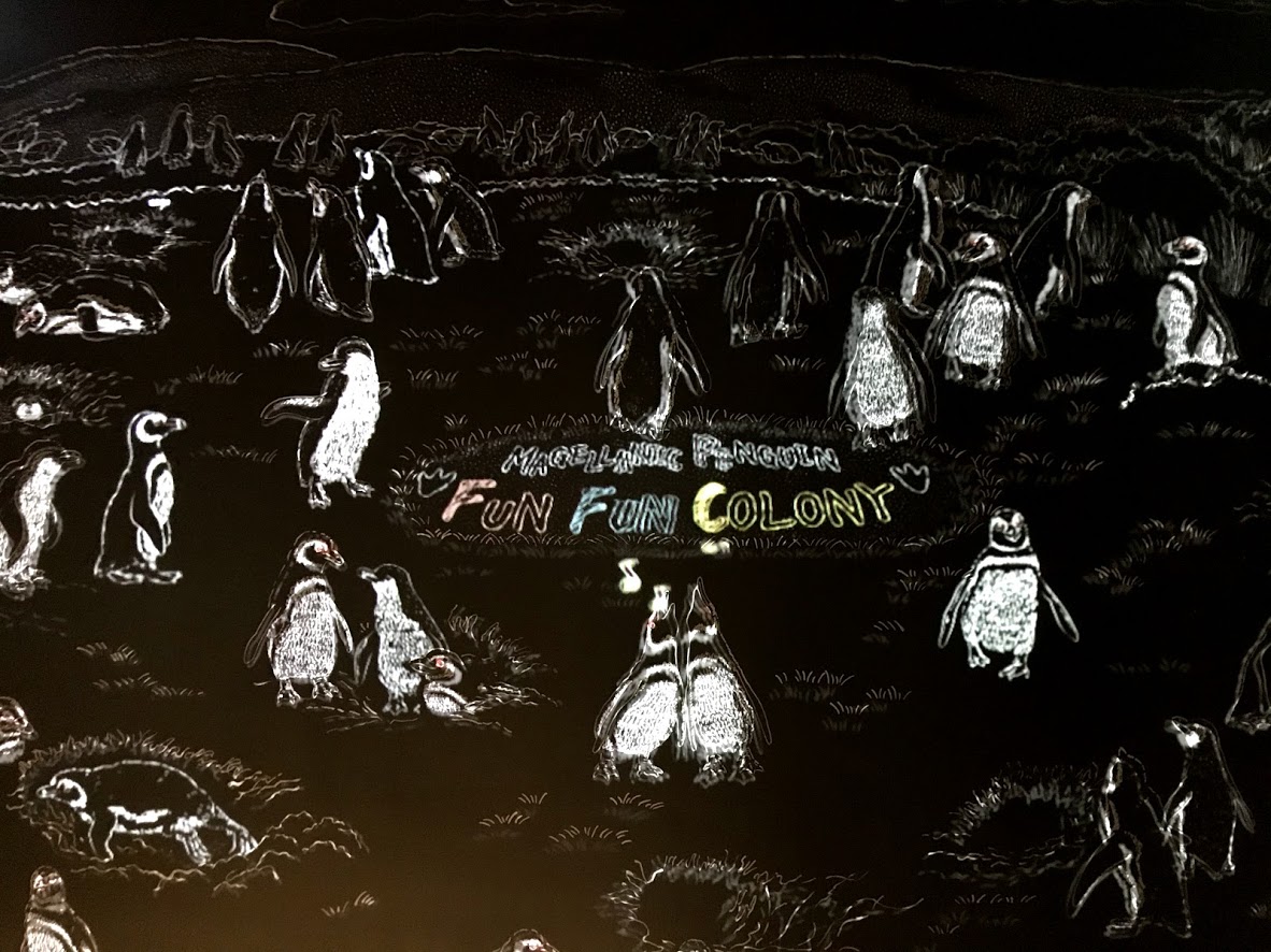 ペンギンの絵を触ると動いて生態を教えてくれるマッピングウォール