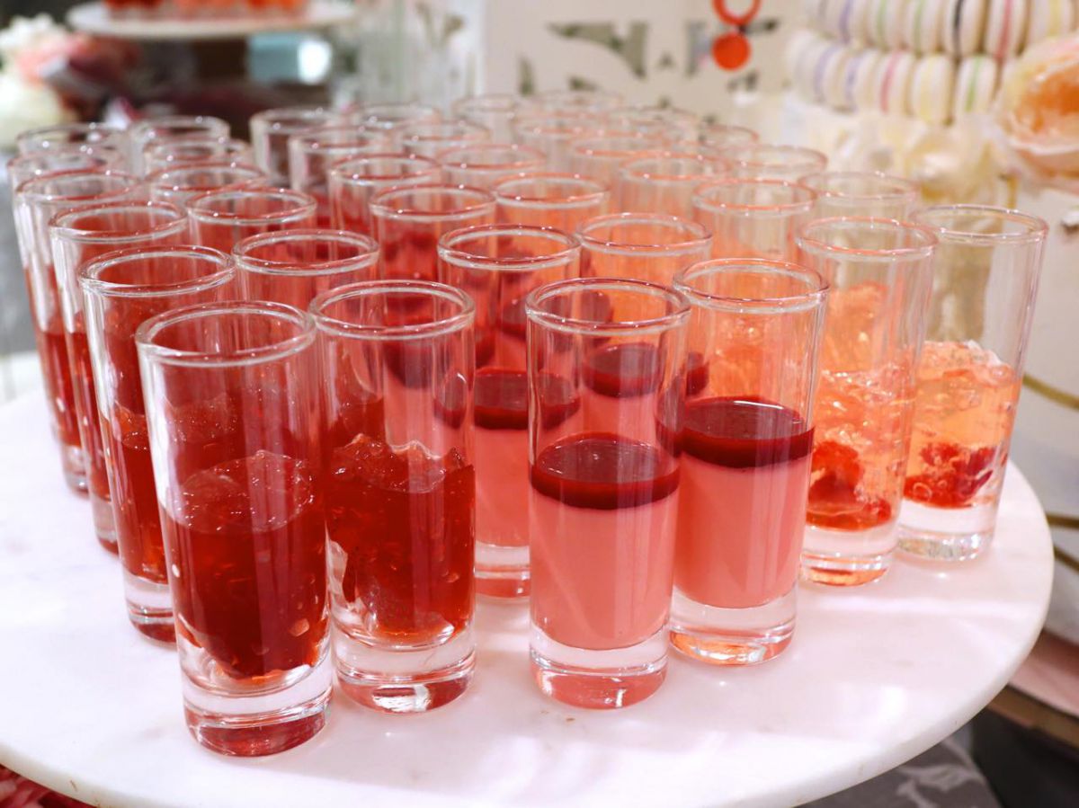 左：ストロベリーと紅茶ゼリー　中央：ストロベリーパンナコッタ　右：ストロベリーフレーバー シャンパンゼリー