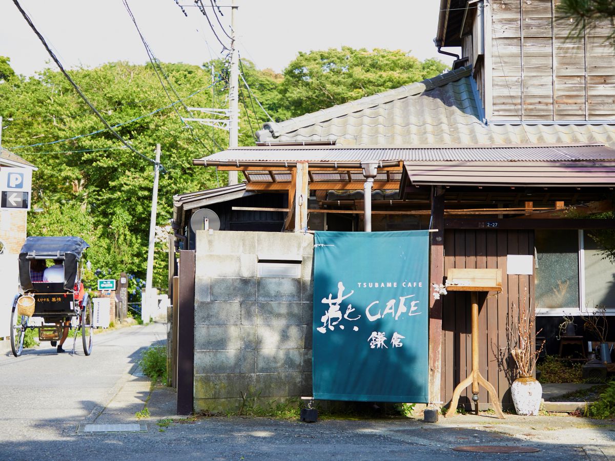 カフェの横を人力車が通る。そんな風景もここではいつものこと