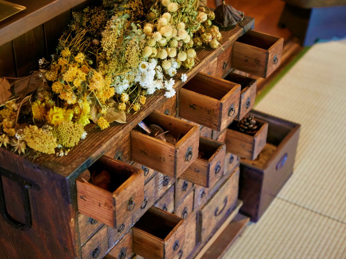 実は古物商の免許も持っている石田さん。店内の骨董品は石田さんのお眼鏡にかなったものばかり