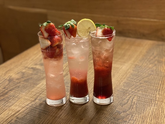 左からゴロゴロ古都華サワー920円、ストロベリーフィズ　800円、キールシャーロット800円