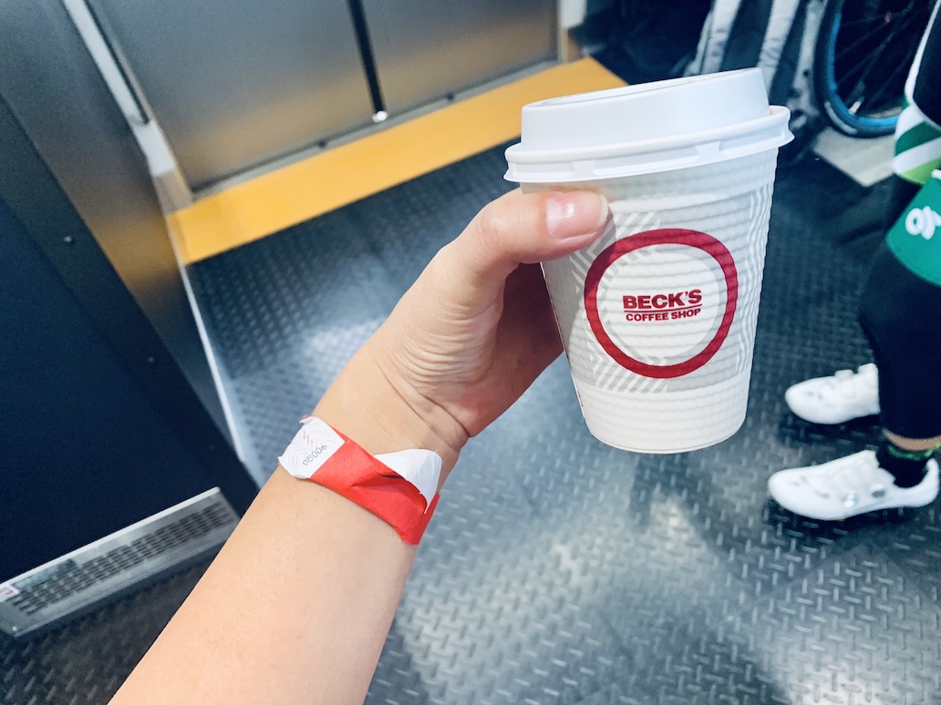 車内では「ベックスコーヒーショップ 両国店」で購入したコーヒーを飲みながらのんびり過ごしました