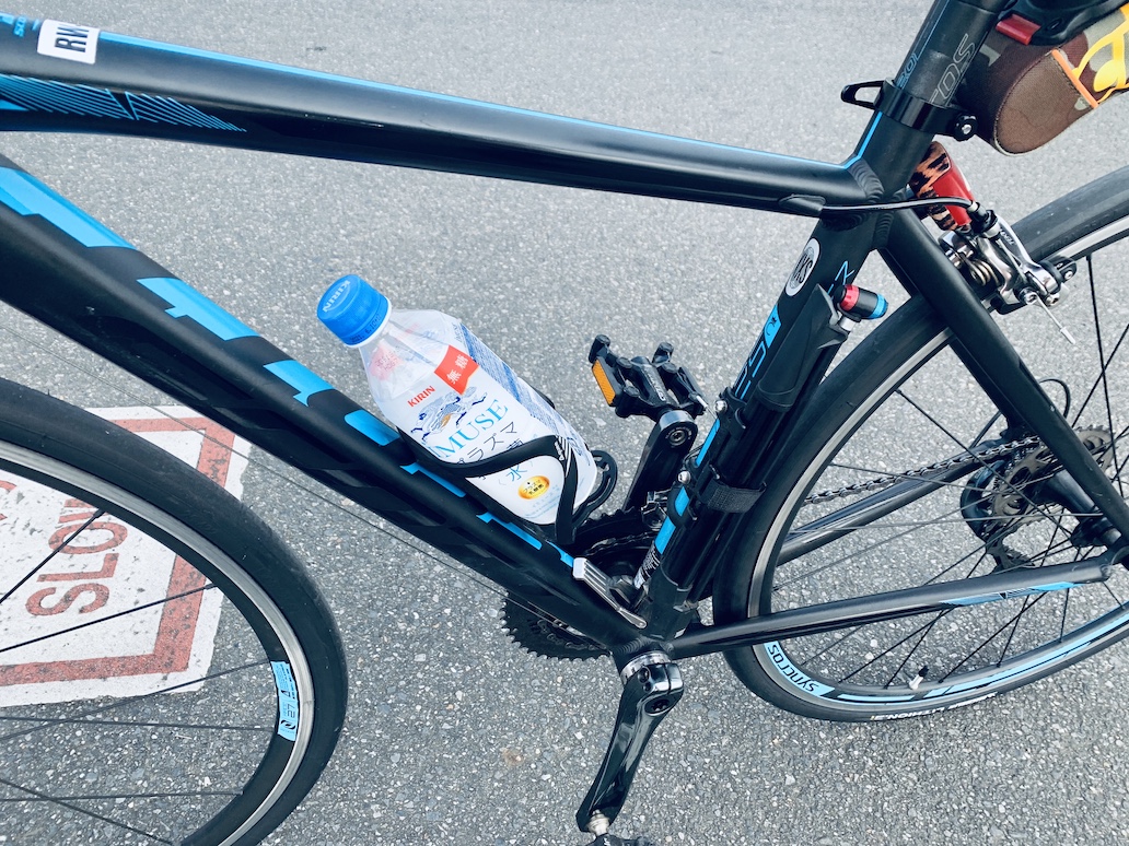 「熱射病に注意して、給水をこまめにとりましょう」というガイドさんからのアドバイスのもと、ペットボトルを自転車に装着して走ります