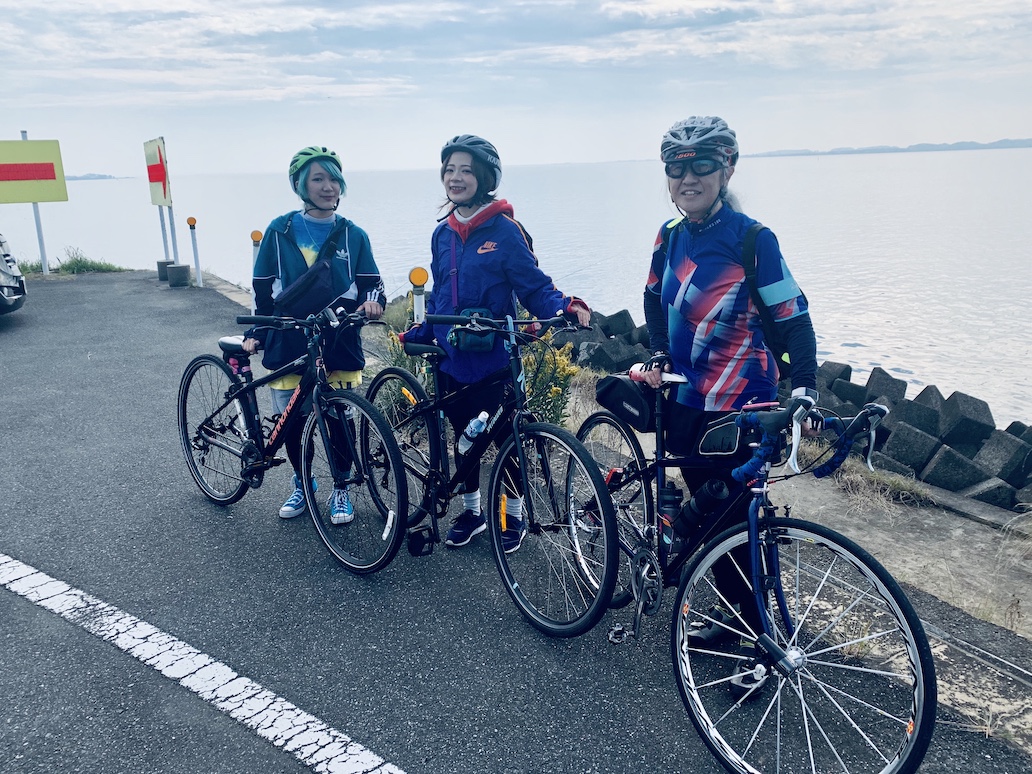 「霞ヶ浦の水平線が美しすぎる〜！」。サイクリングコースには自転車ガイドさんが並走してくれました