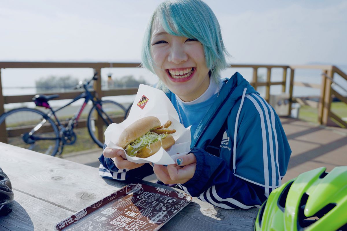「道の駅 たまつくり」ではご当地バーガー「なめパックン」（500円）などが食べられます。霞ヶ浦のアメリカナマズをパテに使い、茨城県行方市特産のわさび菜などの野菜をバンズで挟み込んでいます