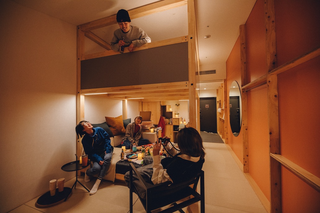 「ヤグラルーム」（3名用）。1泊1室2名利用。1名あたり6000円〜。「居酒屋以上旅未満　ルーズに過ごす」ホテルステイが叶います