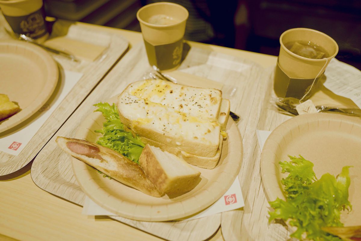 ちなみに朝食はこんな感じ。〈PLAYatre TSUCHIURA〉内の店舗で、ゲスト専用のメニューを購入。ボリューム満点のクロックムッシュ（写真・847円）などから選べます