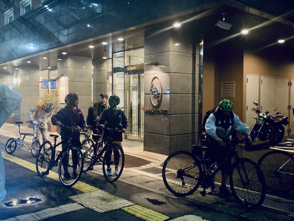 参加費は1万2200円。冬期は5:30〜7:00、夏期は4:30〜6:00で実施。希望者には自転車、ヘルメット、フレームバッグ、自撮り棒などのアイテムを無料でレンタルしてくれます