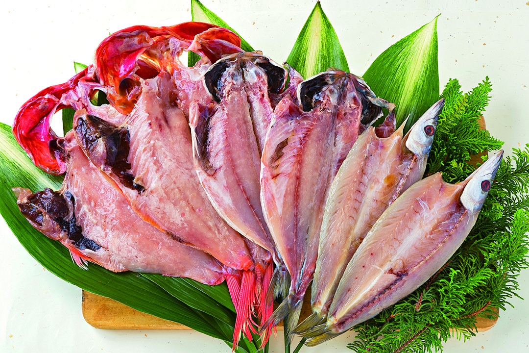 神奈川県産かます開き1袋432円~、極上あじ開き干し1枚324円~、金目鯛開き干し1袋（２~5枚入り）1080円