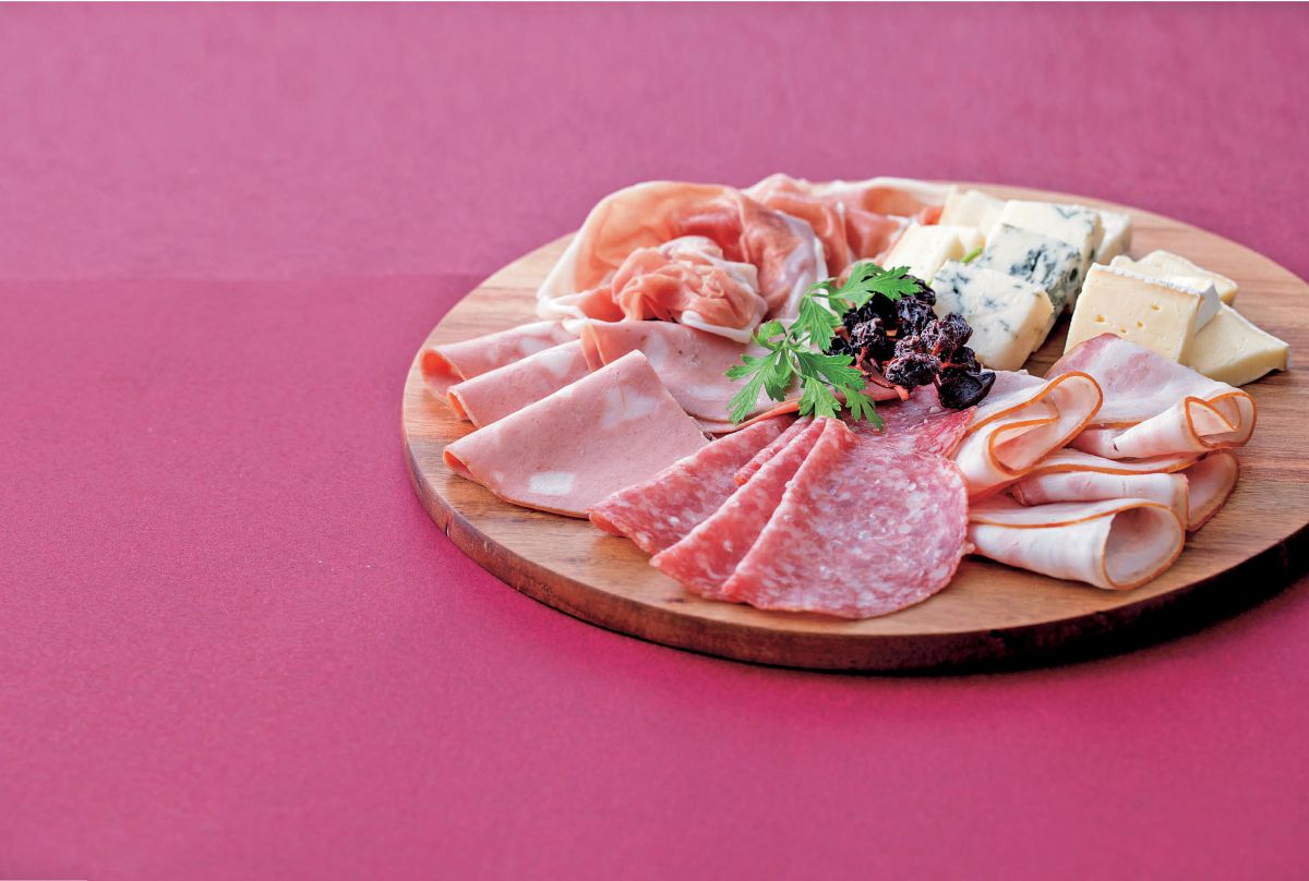 ハム・チーズ盛り合わせ2700円（お取り寄せ不可）