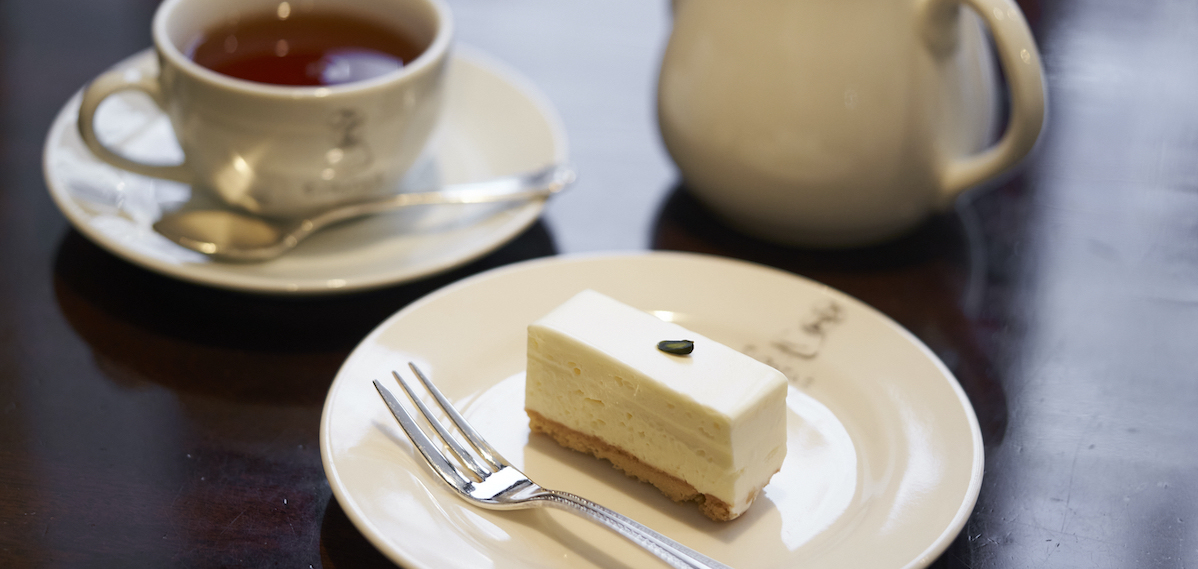 赤坂「西洋菓子 しろたえ」の名品・真っ白なレアチーズケーキ