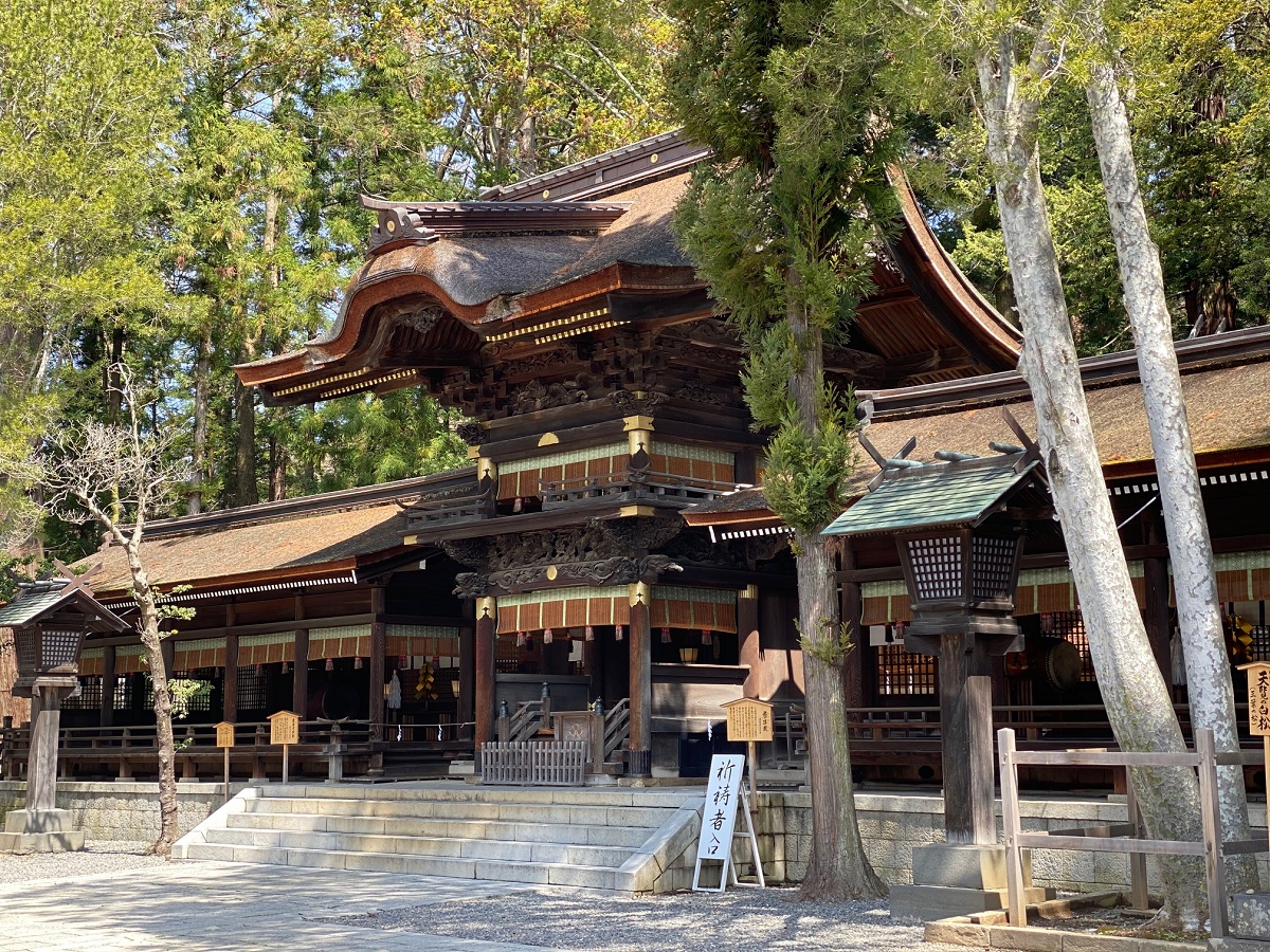 幣拝殿・左右片拝殿　画像提供：諏訪大社