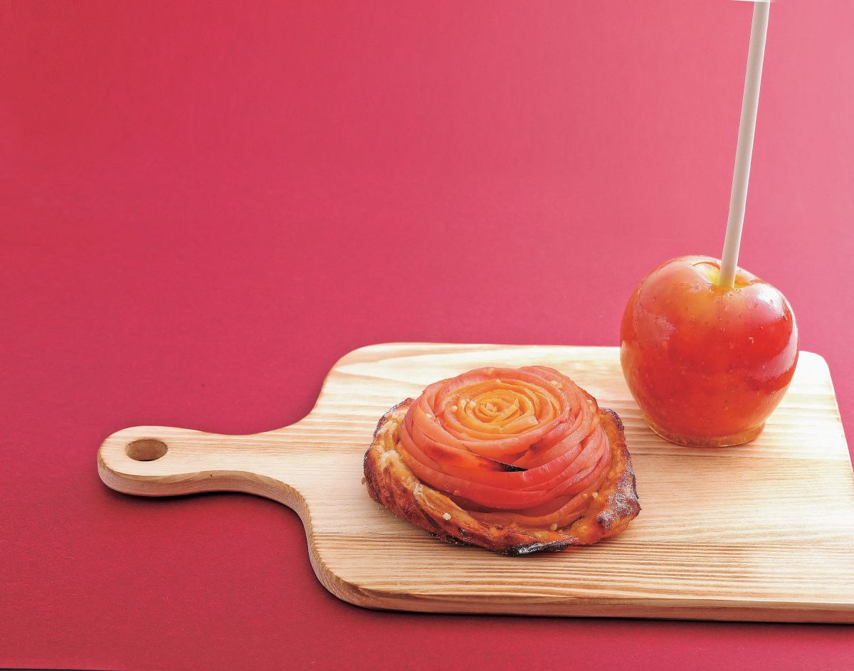 りんごあめ540円（写真右）、りんごのパイ600円（写真左）