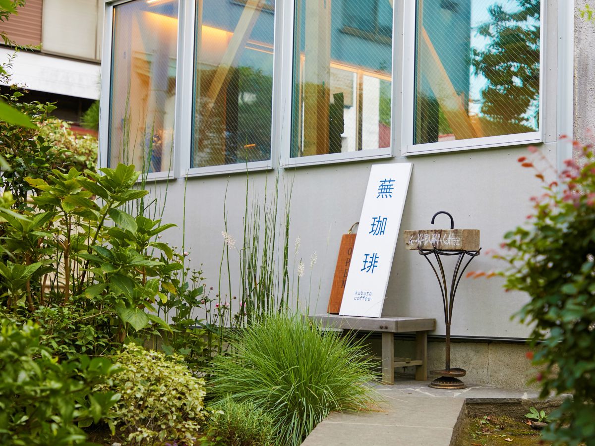 カフェへは境内を通るルートのほか、長谷駅と由比ガ浜をつなぐ大通り（県道32号藤沢鎌倉線）からも向かうことができますよ！