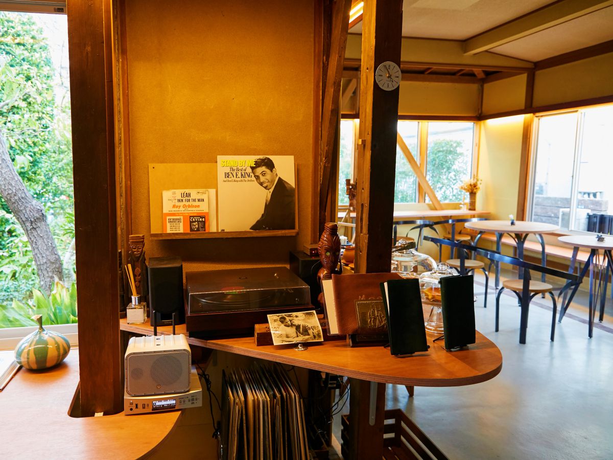 店内の机やイスは、東京藝術大学建築科・藤村龍至研究室の学生たちが作品として制作したもの