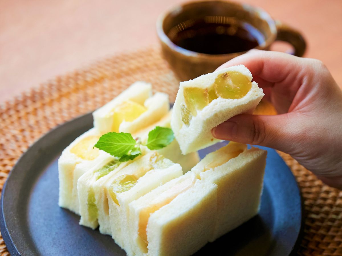 取材時はパイナップル、キウイフルーツ、ブドウ、モモの4種。冬はイチゴが登場！