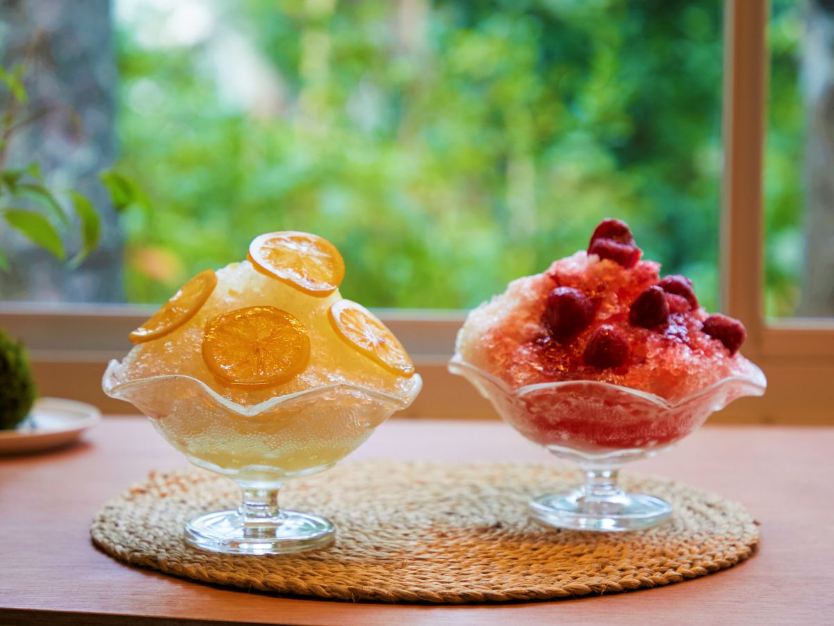 蕪かき氷（右：イチゴ、左：レモン）1000円 ※夏季限定　