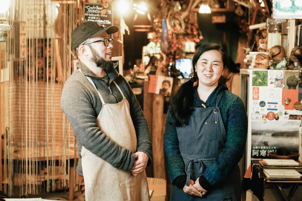 アイヌ料理や民芸喫茶ポロンノ 郷右近好古、富貴子夫妻