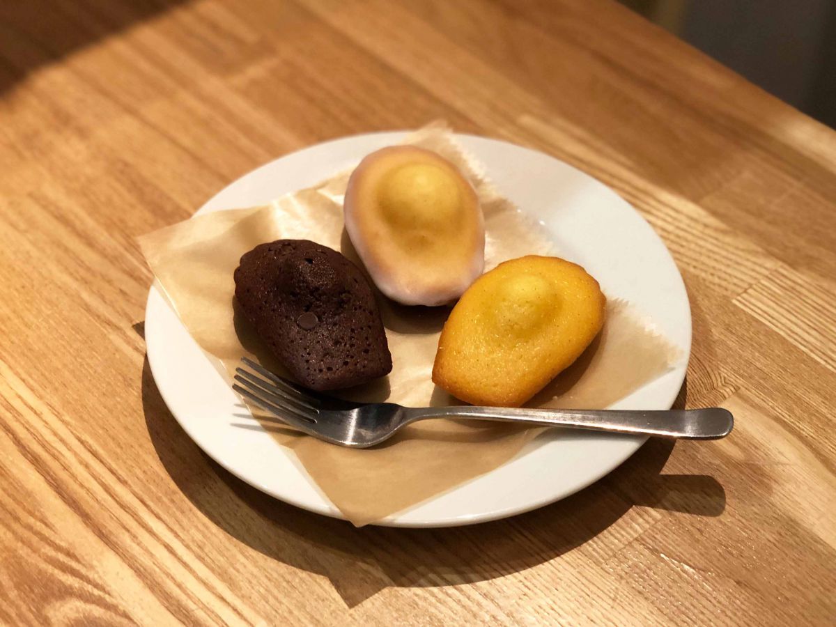 右から「プレミアムバニラ」227円、「しゃりしゃりレモン」240円、「ダブルチョコレート」218円（すべて税抜き）