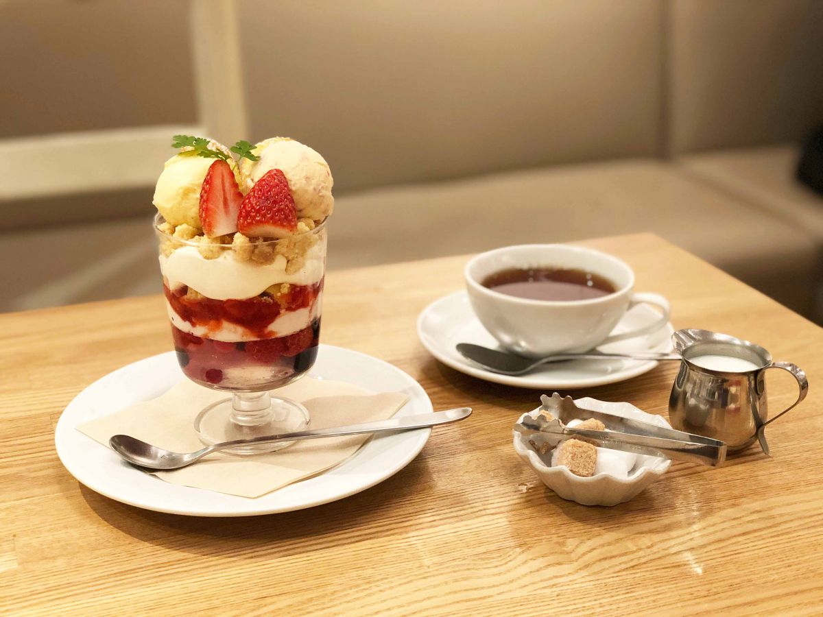 「ストロベリーチーズパフェ セット」1300円 もしくは1400円（税抜き、ドリンクによって値段変動あり）
