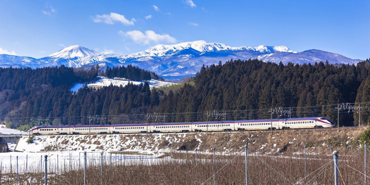 冬の吾妻山と庭坂カーブを進む山形新幹線　福島県・福島市