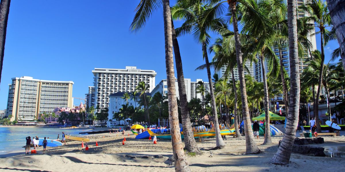 青い海、白い砂浜、そしてどこまでも広がる青空に虹♡ ごきげんなビーチが待ってます！
