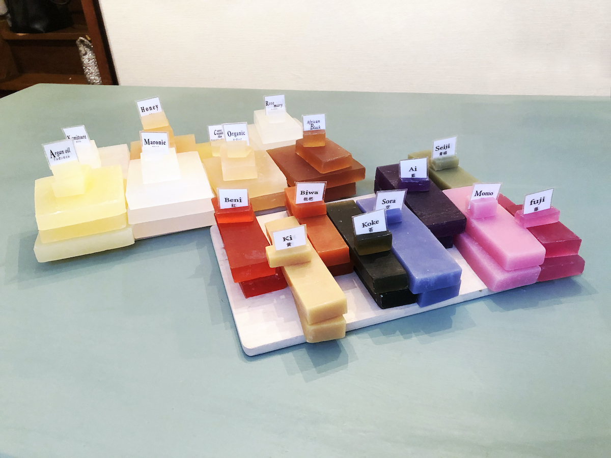 （上から）「パーソナライズソープ」2200〜2530円（税込）、「イロソープ」1320円（税込）