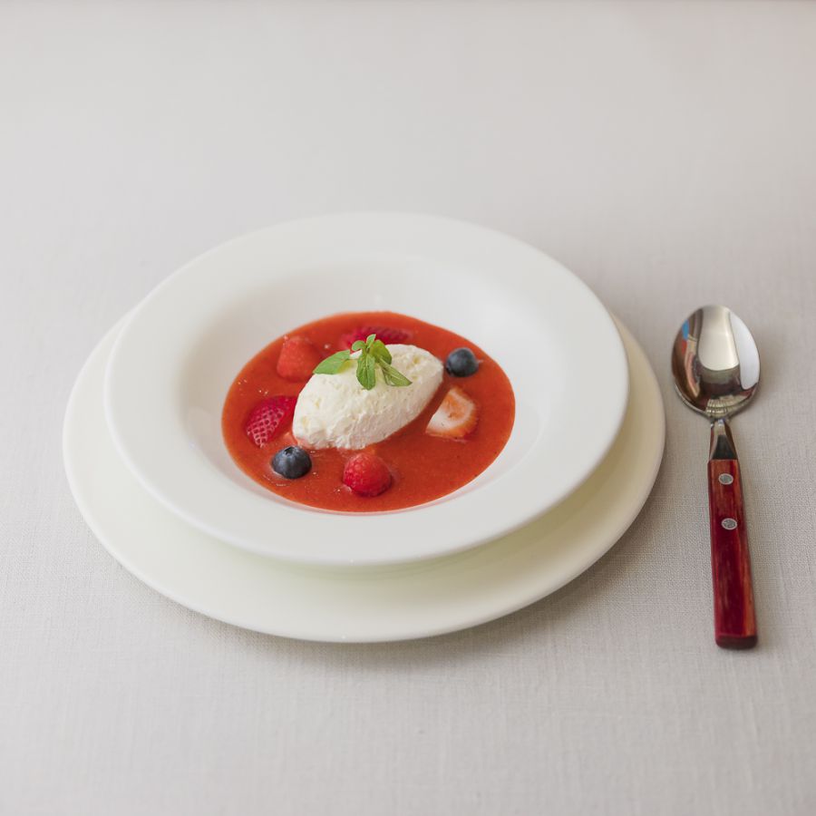 フロマージュブランのムースを浮かべた 苺のスープ　800 円